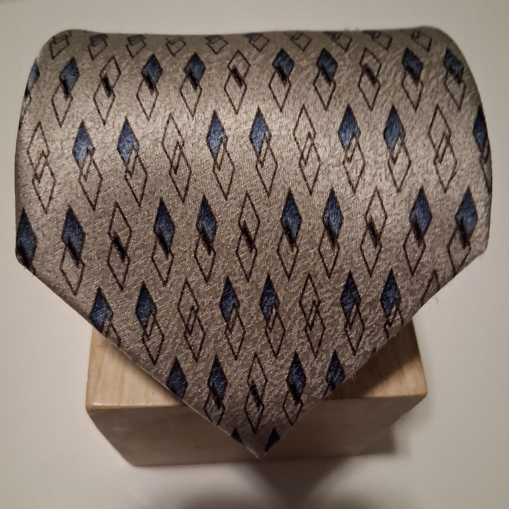 Elegant Geometric Tie in Silver and Blue